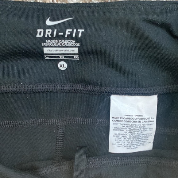 Black Nike leggings perfect for the gym or leisure wear - Picture 3 of 4